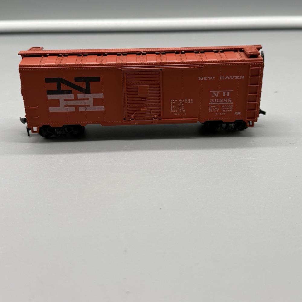 New Haven NH 39288 Boxcar Red Model Train Freight Car HO Scale Vintage
